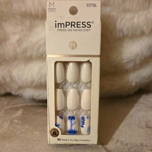 KISS imPRESS Elegant White and Blue Floral Nails